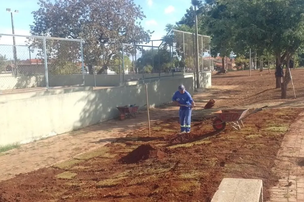 Pra&ccedil;a da Arno 42 (405 Norte) recebe novo gramado e melhorias - Foto: Zeladoria Urbana
