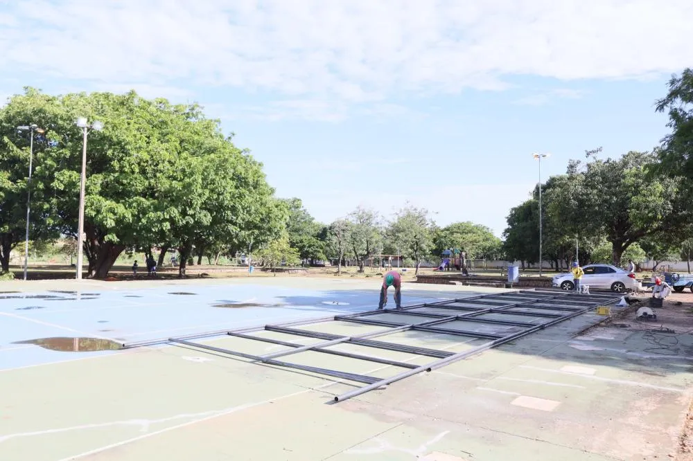 Montagem das molduras para instalação dos novos alambrados na quadra da Arne 14 (110 Norte) - Foto: Francisco Barros